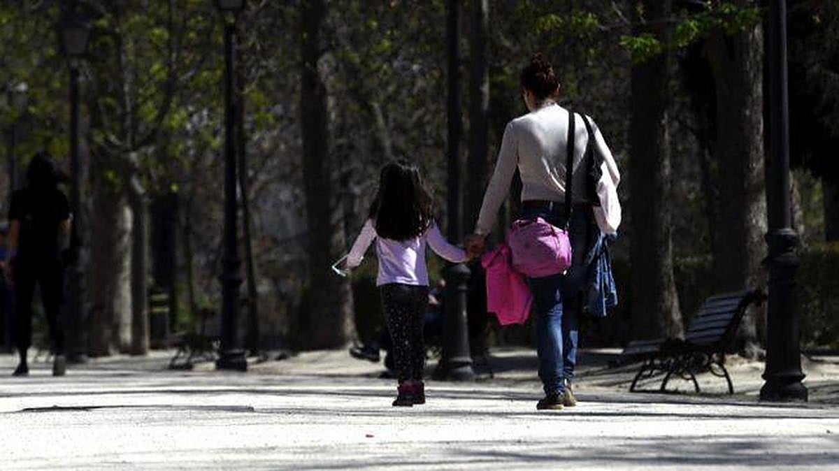 Una menor pasea de la mano de su madre. | E.P.