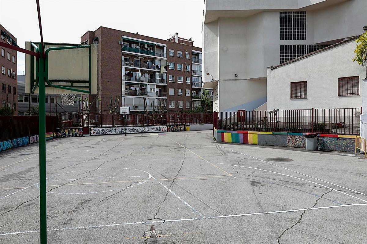 Patio de un colegio cerrado en Madrid por la pandemia del coronavirus