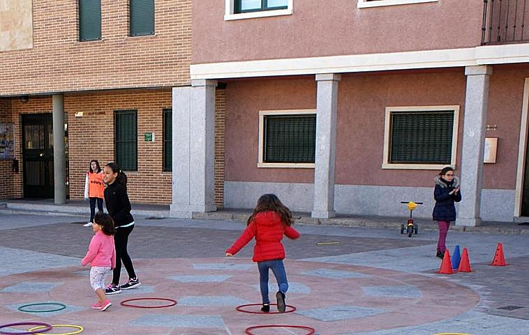 Los niños empadronados en el municipio recibirán sus mascarillas.
