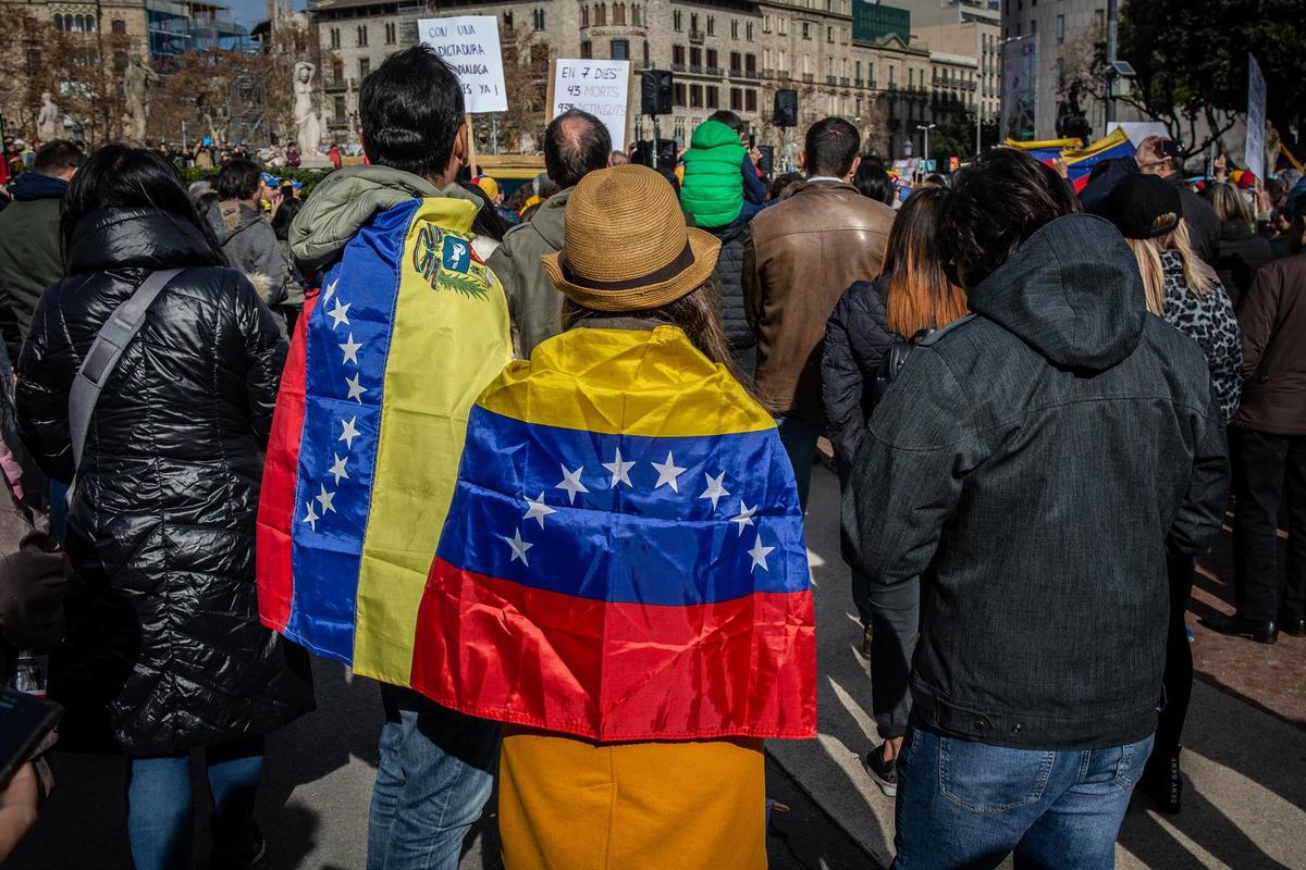 Participantes en la manifestación en Barcelona para respaldar el apoyo de la Unión Europea a Venezuela.