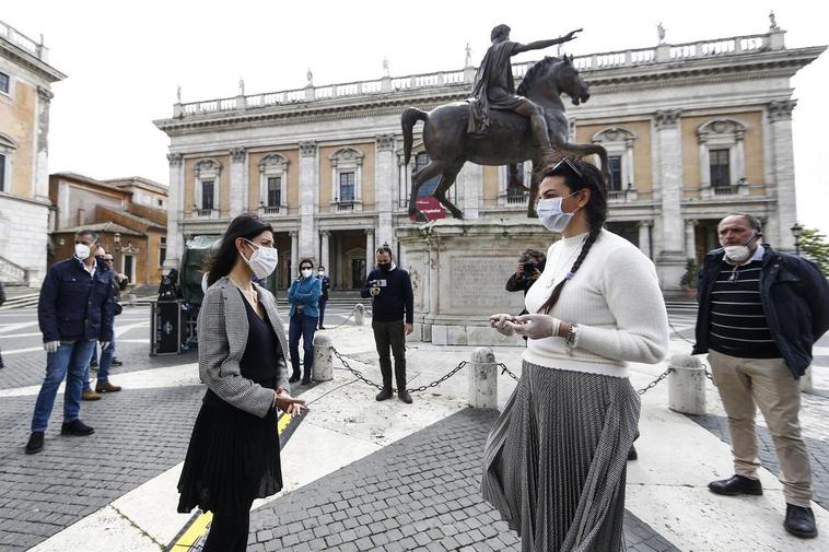 Manifestantes italianos reclamen la reanudación de la actividad económica.