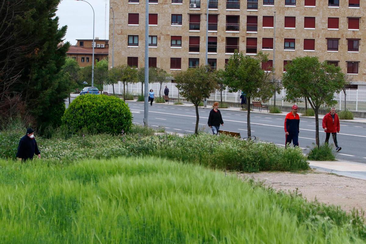 Personas paseando este sábado en Salamanca.