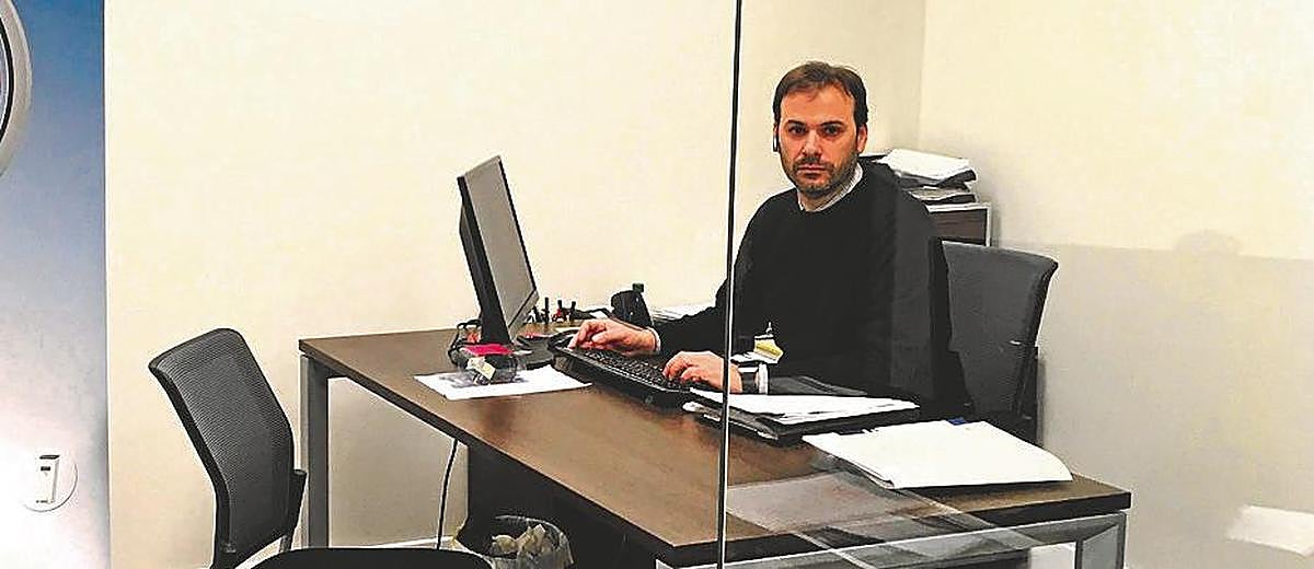 Álvaro Valle trabajando en su oficina. | l.g.