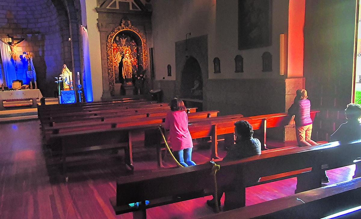 Imagen de cuatro mujeres rezando en el interior de la iglesia de San Juan de Béjar reabierta ya al culto pero con restricciones por la pandemia.