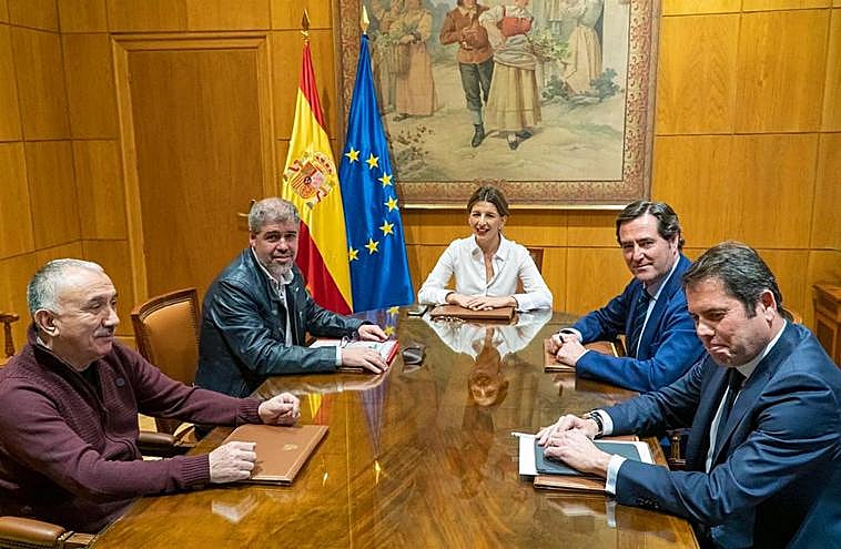 Reunión de la ministra Yolanda Díaz con los agentes sociales en una imagen de archivo.