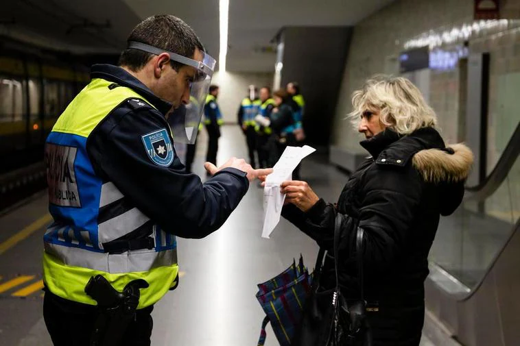 Vigilancia policial en el metro de Oporto.