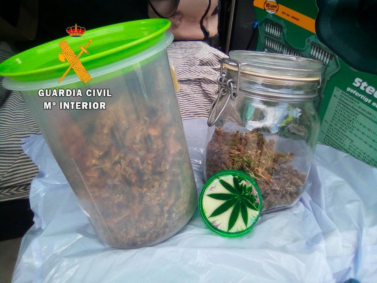 Marihuana incautada al joven.