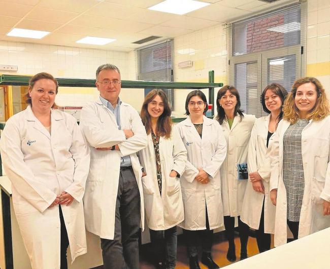 Jesús Bermejo con el equipo de mujeres  del grupo BioSepsis.