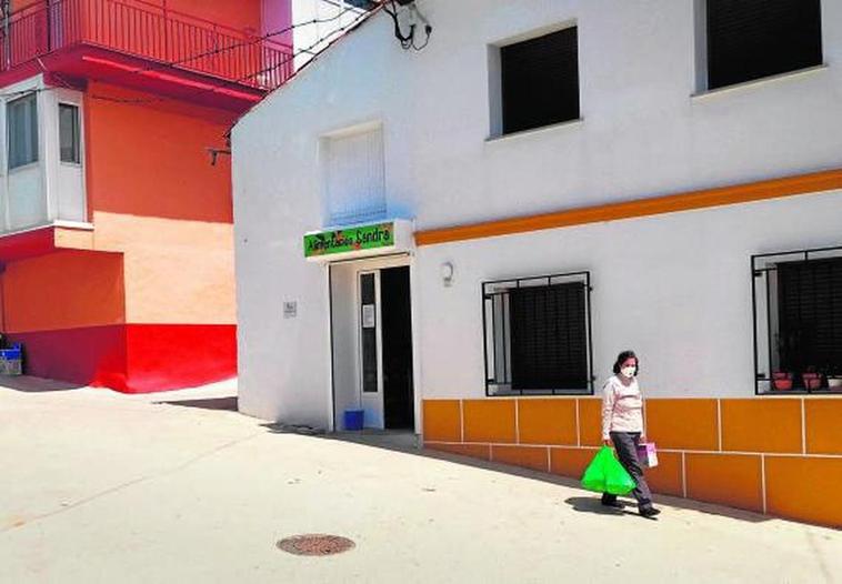 Una vecina de Valdelamatanza, saliendo de una de las tiendas del pueblo.