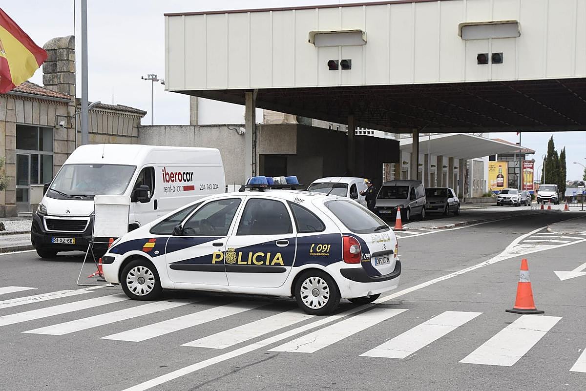 Agentes de la Policía Nacional de Fuentes de Oñoro realizando ayer el control de la frontera con Portugal.