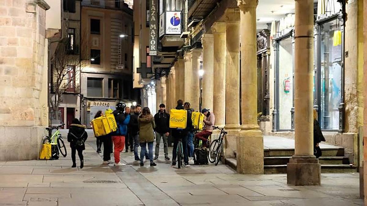 Un grupo de repartidores en la plaza del Corrillo antes de declararse el Estado de Alarma.