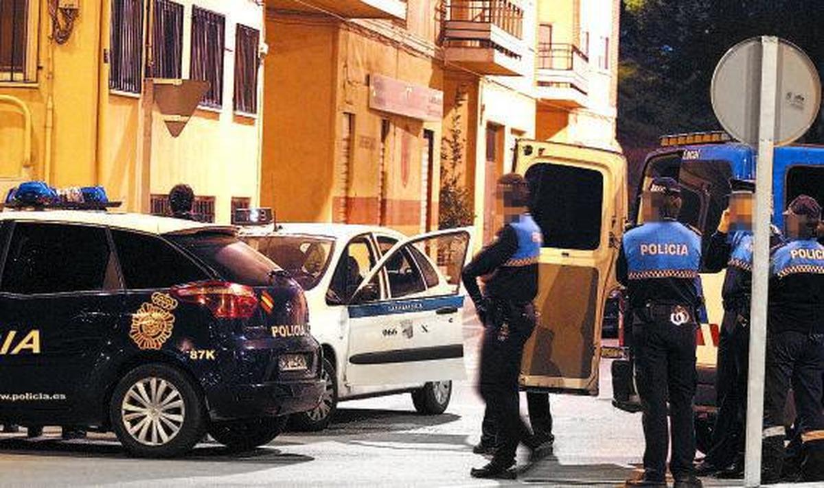 Policías junto al taxi la noche del crimen, en abril de 2010.