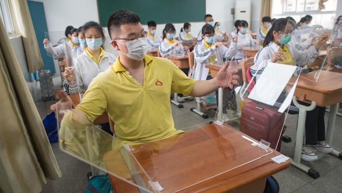 Estudiantes en Wuhan tras la retirada del confinamiento.