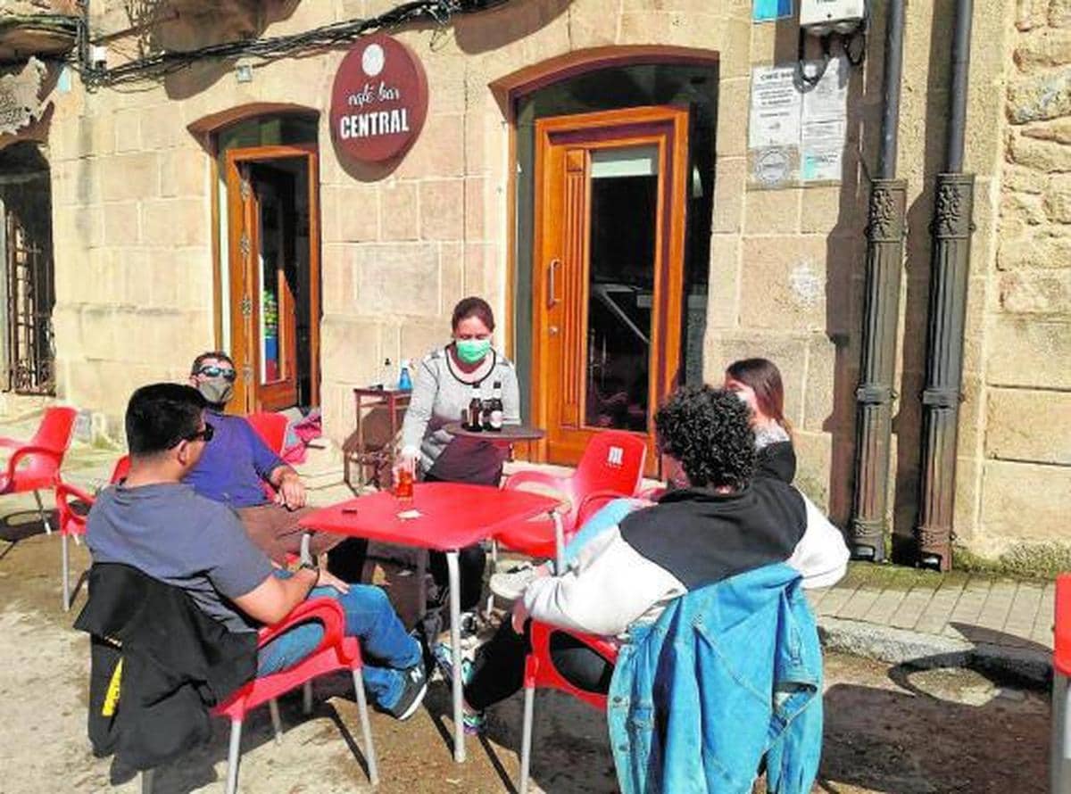 Cuatro clientes en una terraza de Aldeadávila.