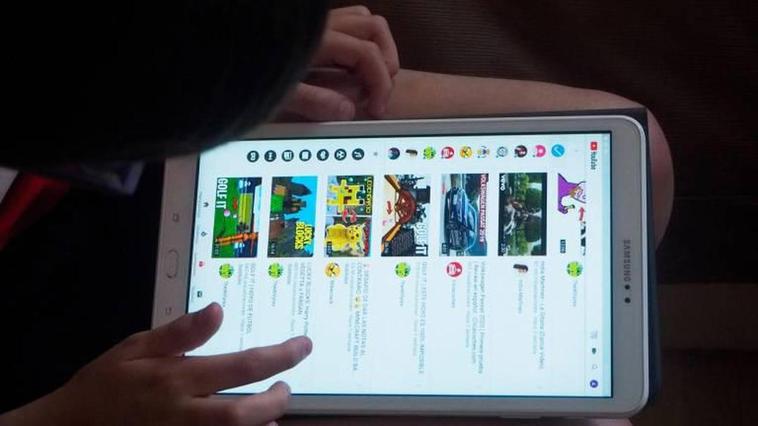 Menor pasando su tiempo libre ojeando vídeos de videojuegos en la famosa aplicación YouTube.