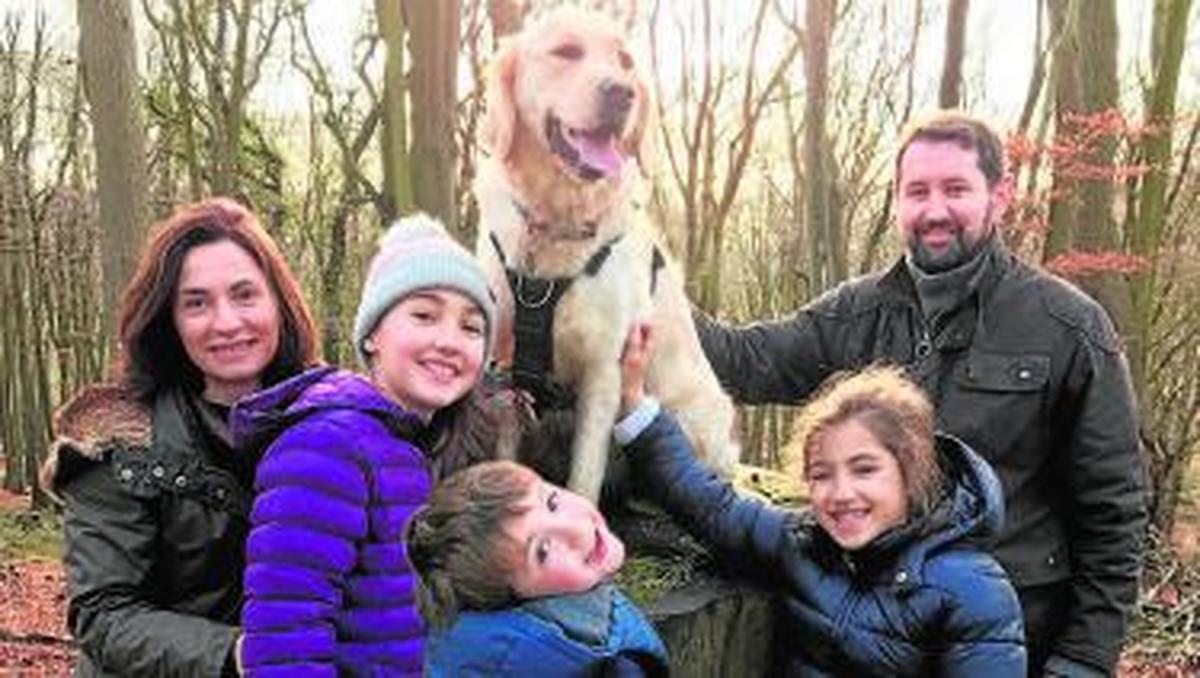 José Luis Carrizo, junto a su familia, en Reino Unido, donde reside.