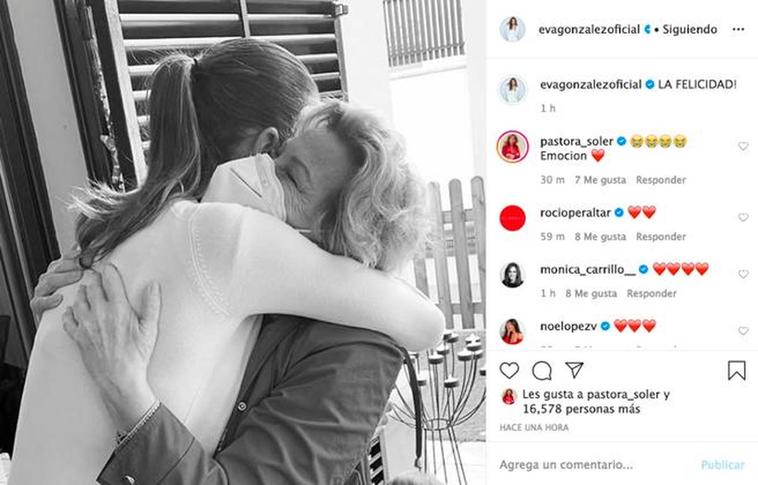 La foto que colgó Eva abranzando a su madre.