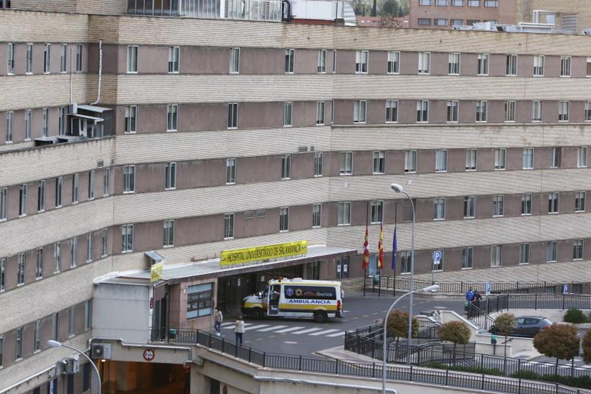 Una ambulancia a las puertas del Clínico de la capital.