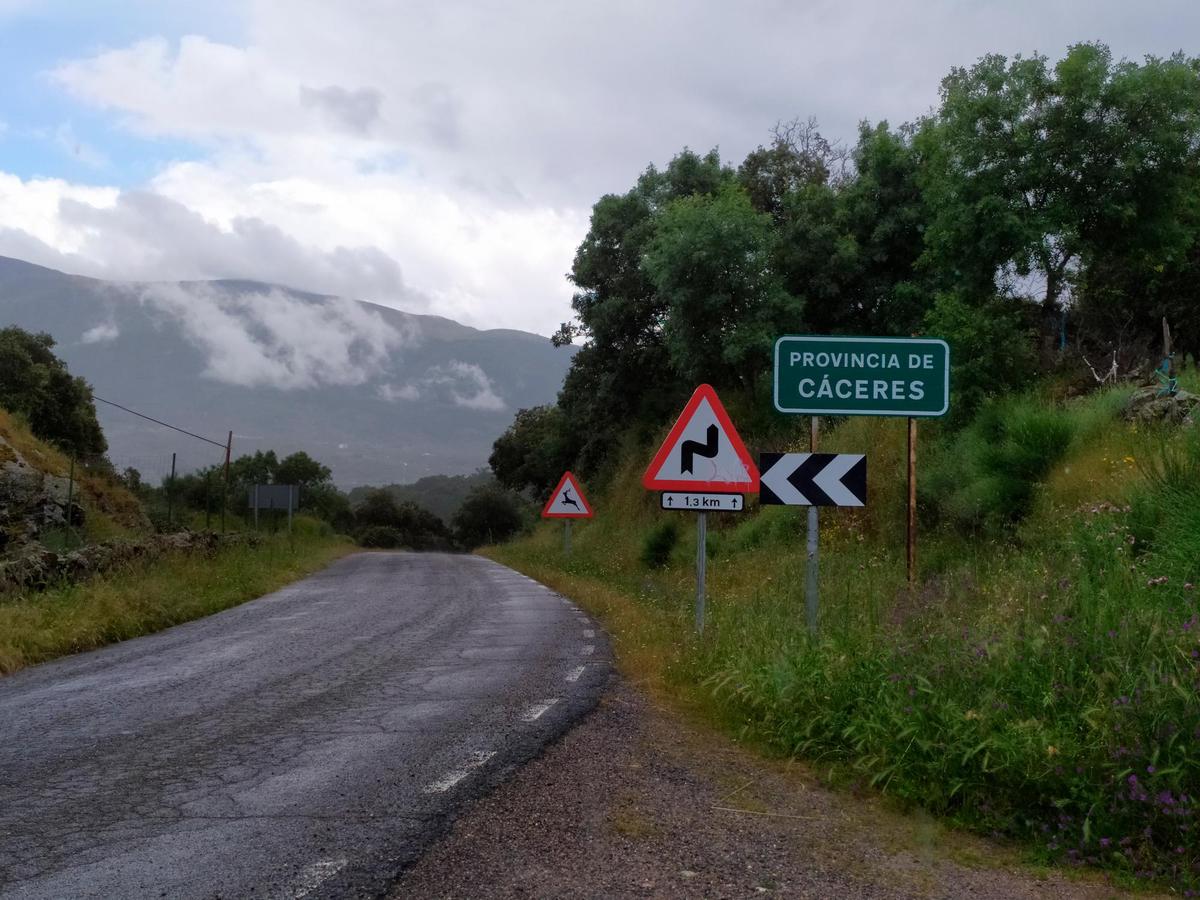 Límite de provincia por la carretera de Aldeanueva, principal acceso a Valdelamatanza.