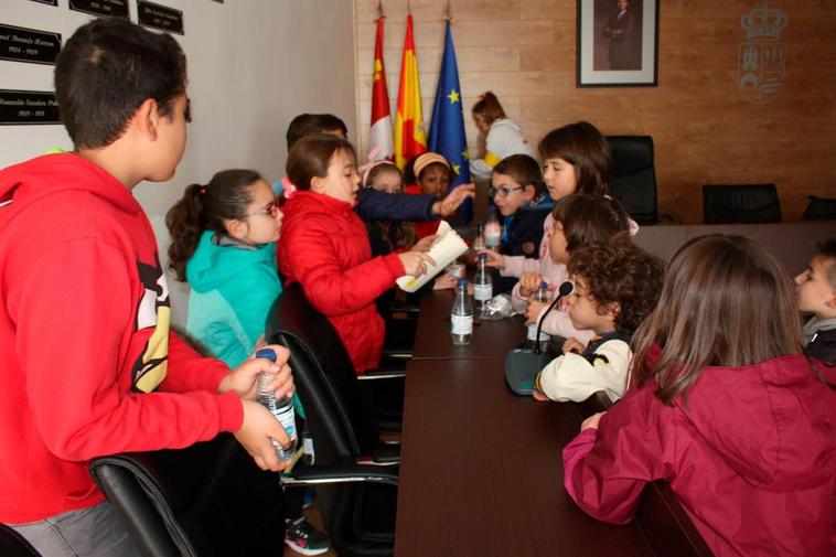 Los niños de Castellanos participan en una yincana que les lleva por rincones emblemáticos como la Casa Consistorial.