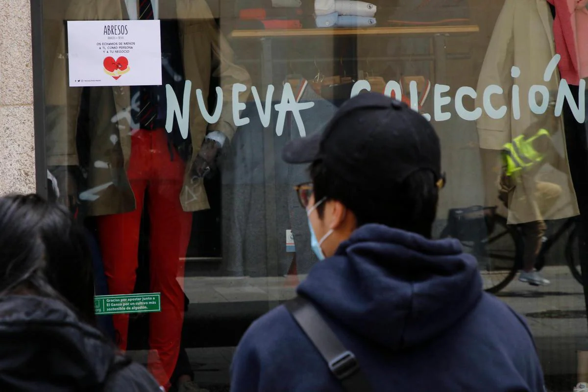 Un viandante ante una tienda en Salamanca.