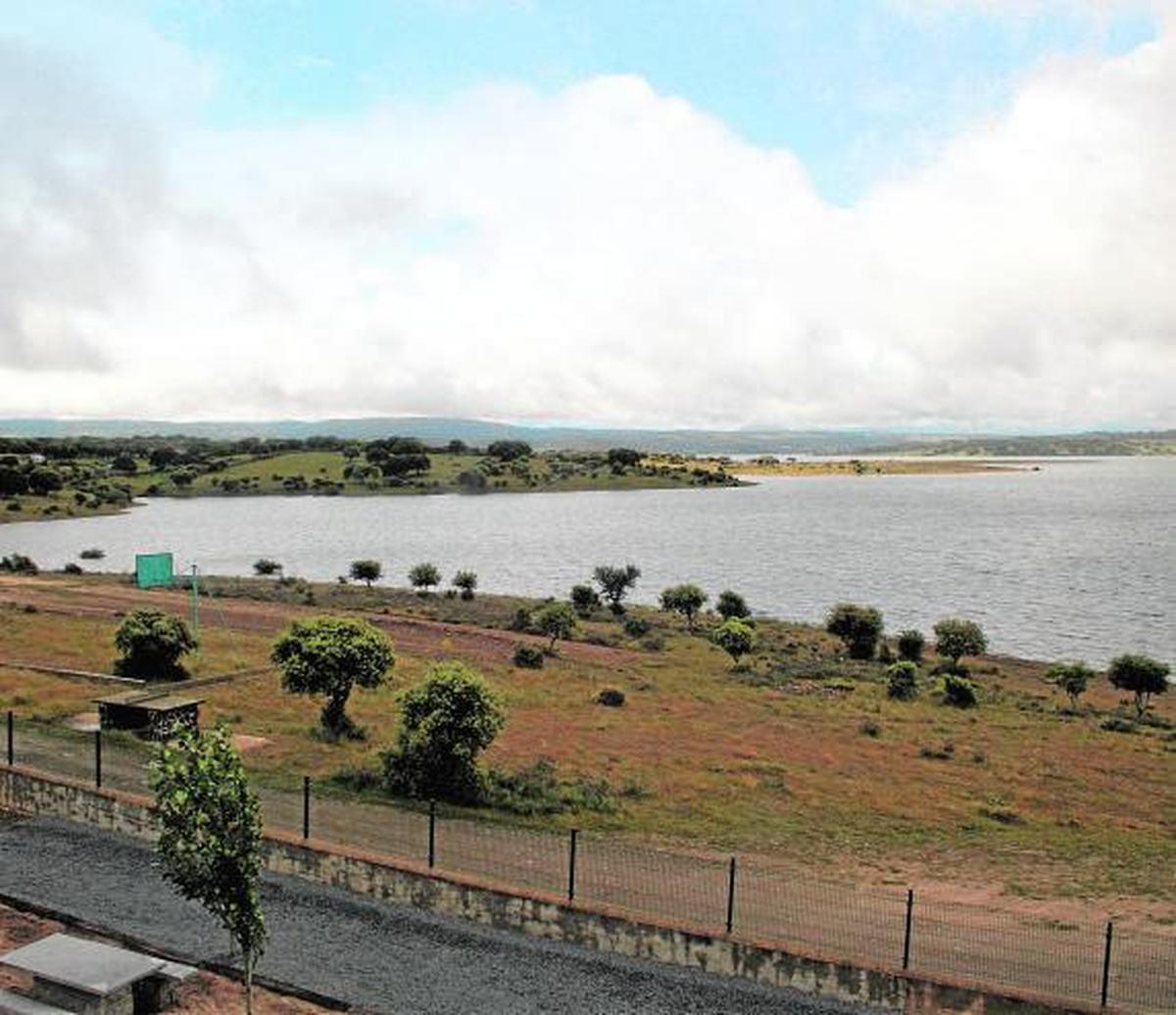 El pantano de Santa Teresa, visto desde Pelayos en la zona donde se denuncia haber visto el barco navegando.