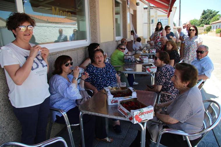 Vecinos de Sieteiglesias en la terraza del único bar del municipio.