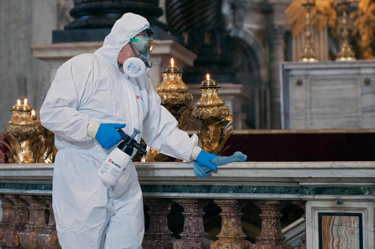 Desinffección en un templo italiano.