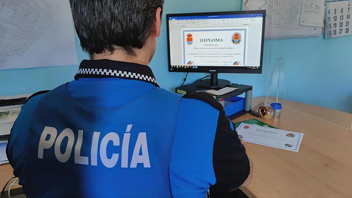 La Policía Local de Carbajosa con el diploma elaborado para los niños del municipio.
