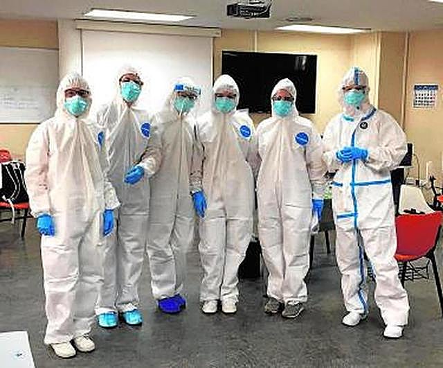 Profesionales de Primaria que realizan los test en el campus.