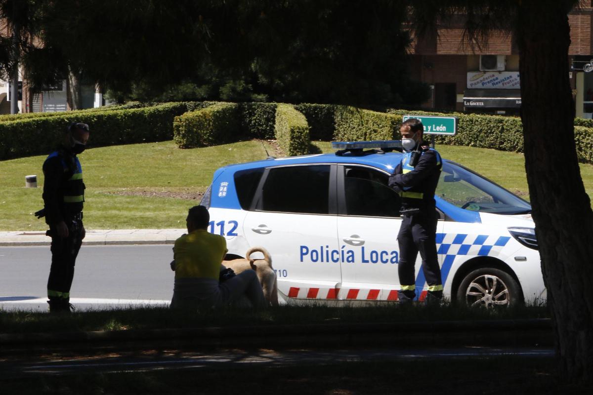 El dueño del perro junto a una patrulla de Policía Local.