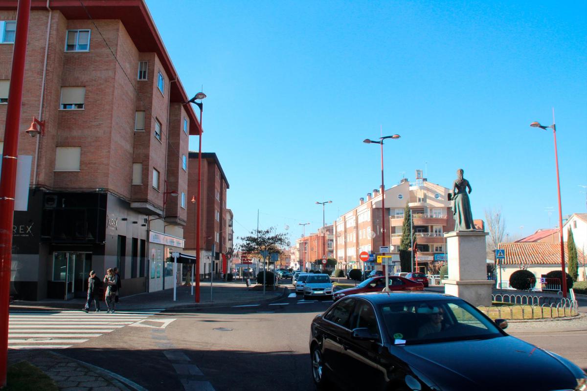 La avenida Madrid es la travesía principal de Santa Marta donde se concentran los comercios locales.