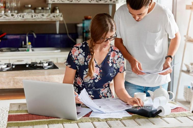 Un matrimonio en pleno proceso de hacer la declaración de la renta