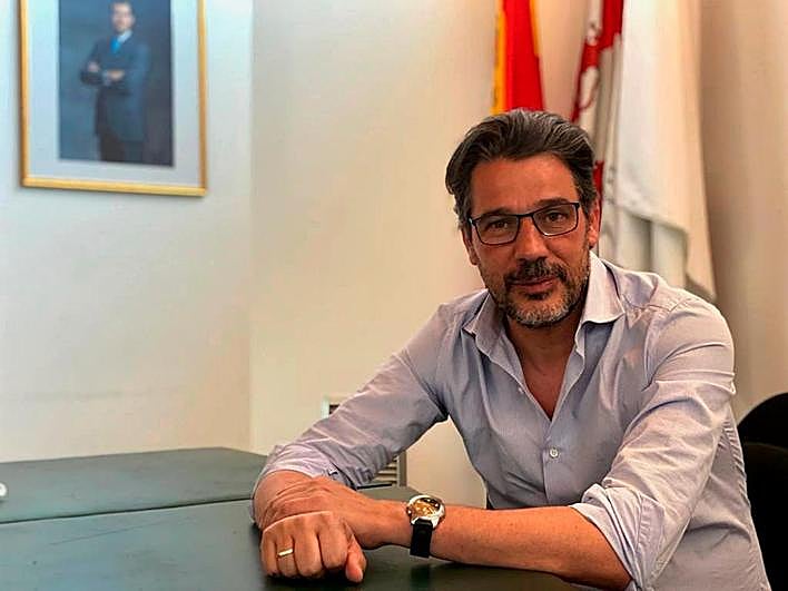 El alcalde de Villamayor, Ángel Peralvo, asegura que lo más urgente en este momento es cómo se va a afrontar la ‘normalidad’