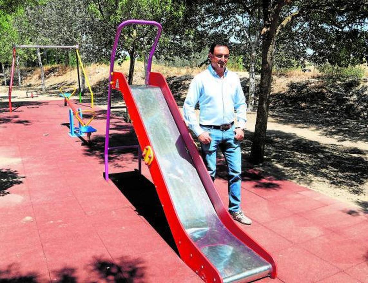 Ángel Luis Alonso, alcalde de Tordillos, en el parque municipal de la localidad.