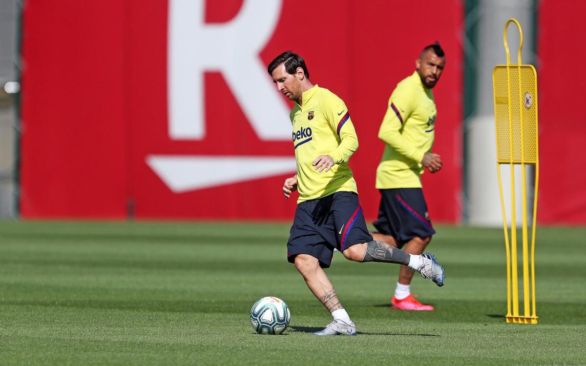 Messi en un entrenamiento junto a Vidal.
