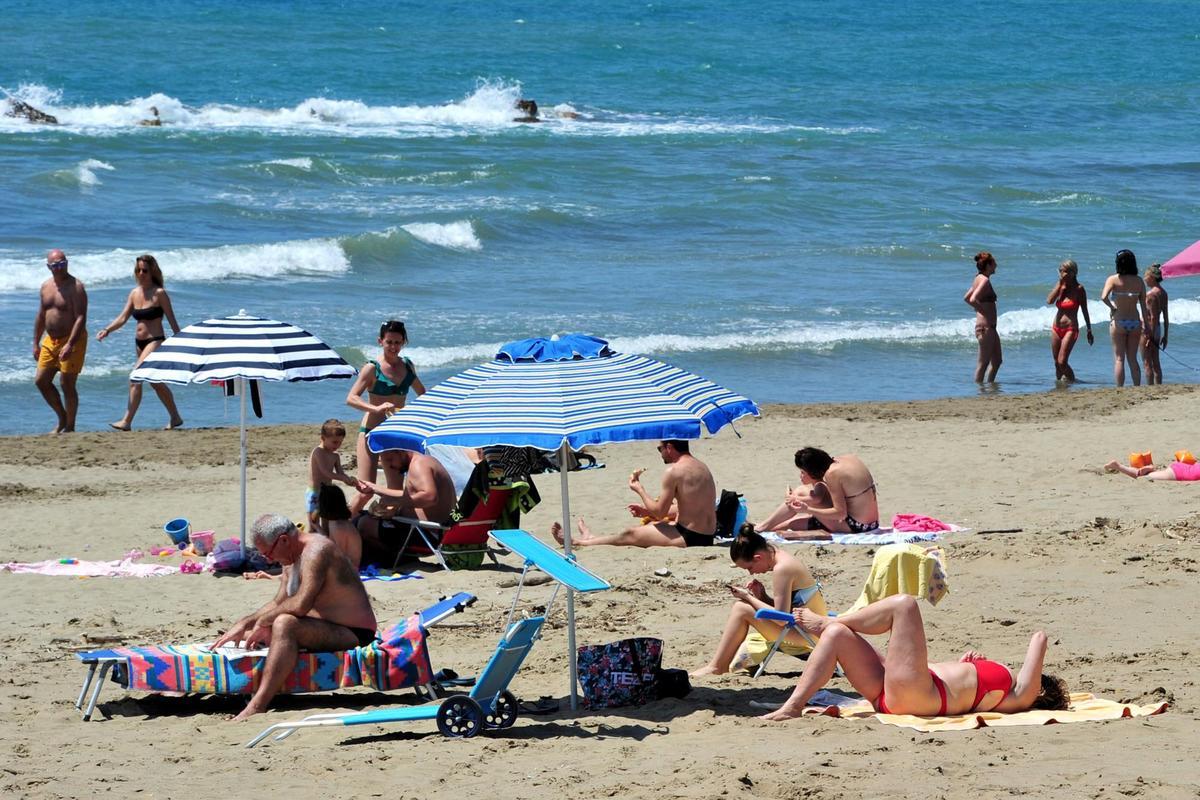 Las playas italianas se llenan después de la reducción de reestricciones.