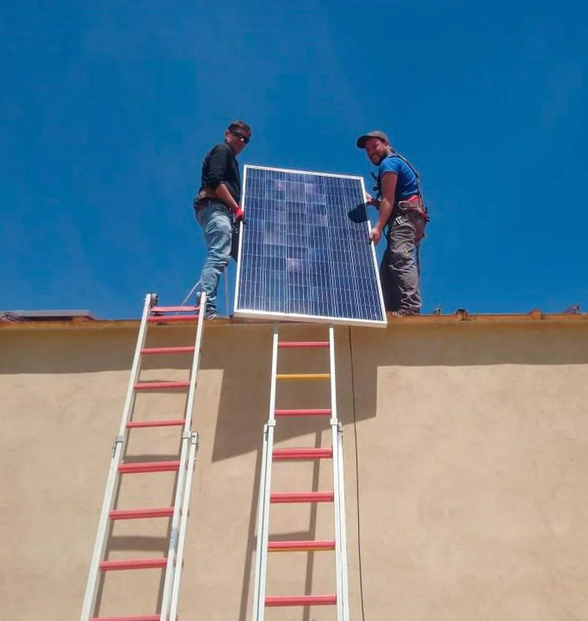 José Luis Terradillos y un operario colocando una placa solar