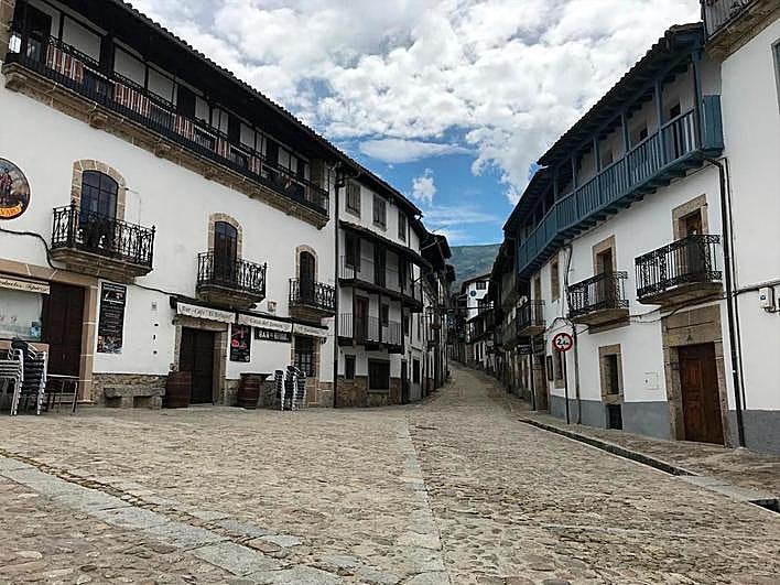 Calle Mayor de Candelario, uno de los pueblos más bonitos de España.