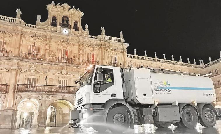 Los operarios evitan regar con la disolución desinfectante las fachadas del patrimonio arquitectónico de Salamanca