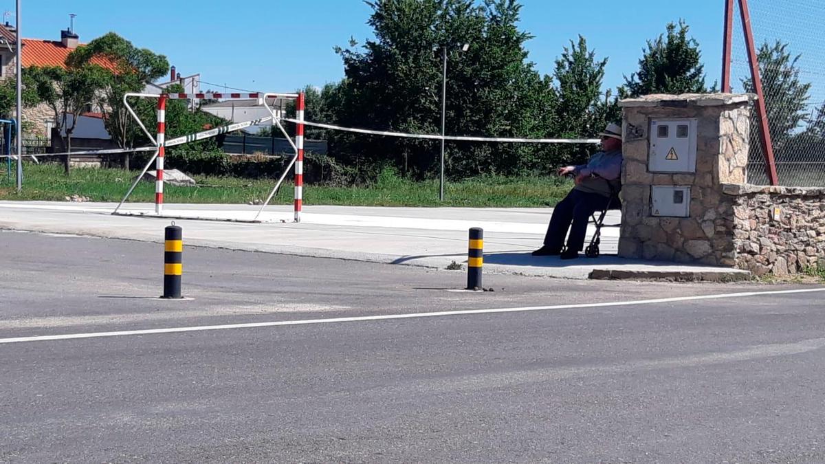 Un vecino de La Zarza de Pumareda busca la sombra en la calurosa tarde del lunes. | CASAMAR