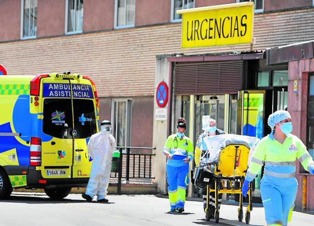 Sanitarios, en el acceso de Urgencias del Hospital Clínico.