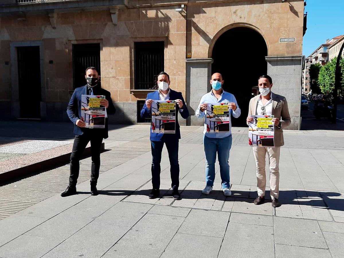 Acto de entrega de las peticiones en la Subdelegación del Gobierno.