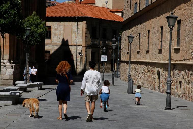 Varias personas paseando junto al Palacio de Monterrey en Salamanca.