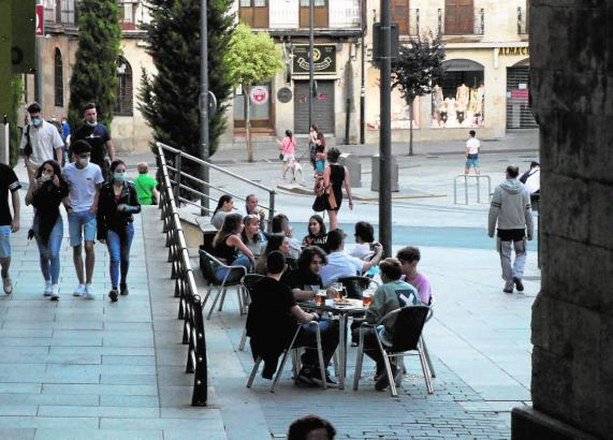 Una de las zonas habilitadas para terraza junto a la plaza del Mercado.