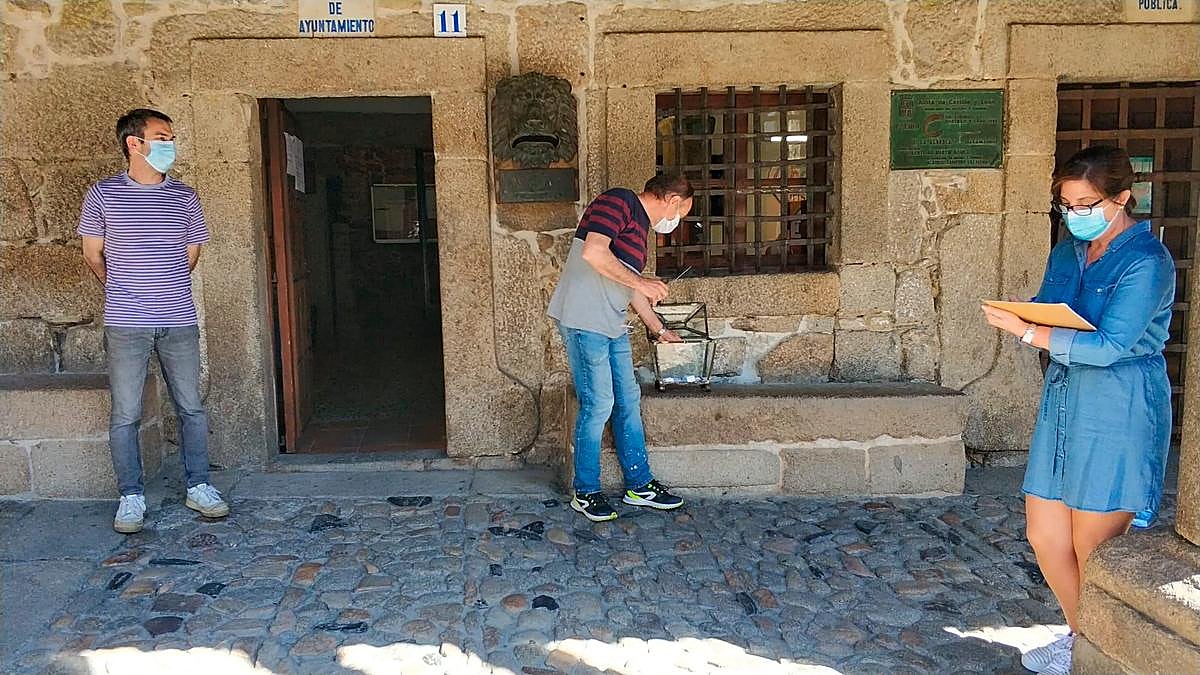 El alcalde, Miguel Ángel Luengo (i), siguiendo ayer la tradicional subasta de “Los Quiñones” de La Alberca.