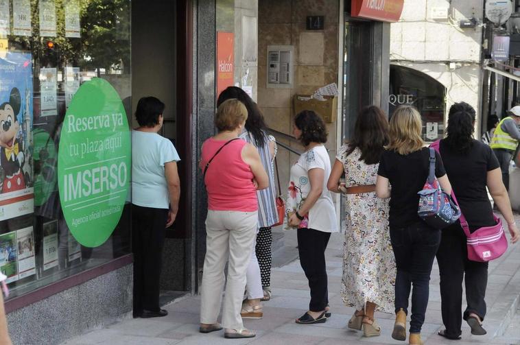 Imagen de archivo de salmantinos haciendo cola en una agencia para reservar viajes del Imserso.