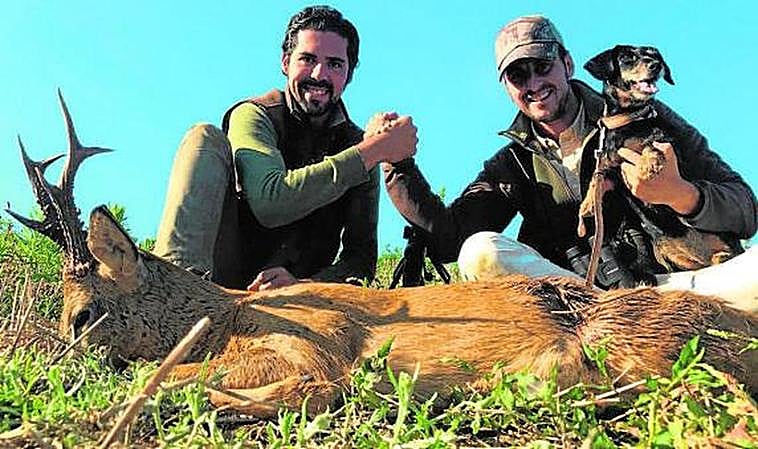 Arturo Peña con un corzo cazado en verano.