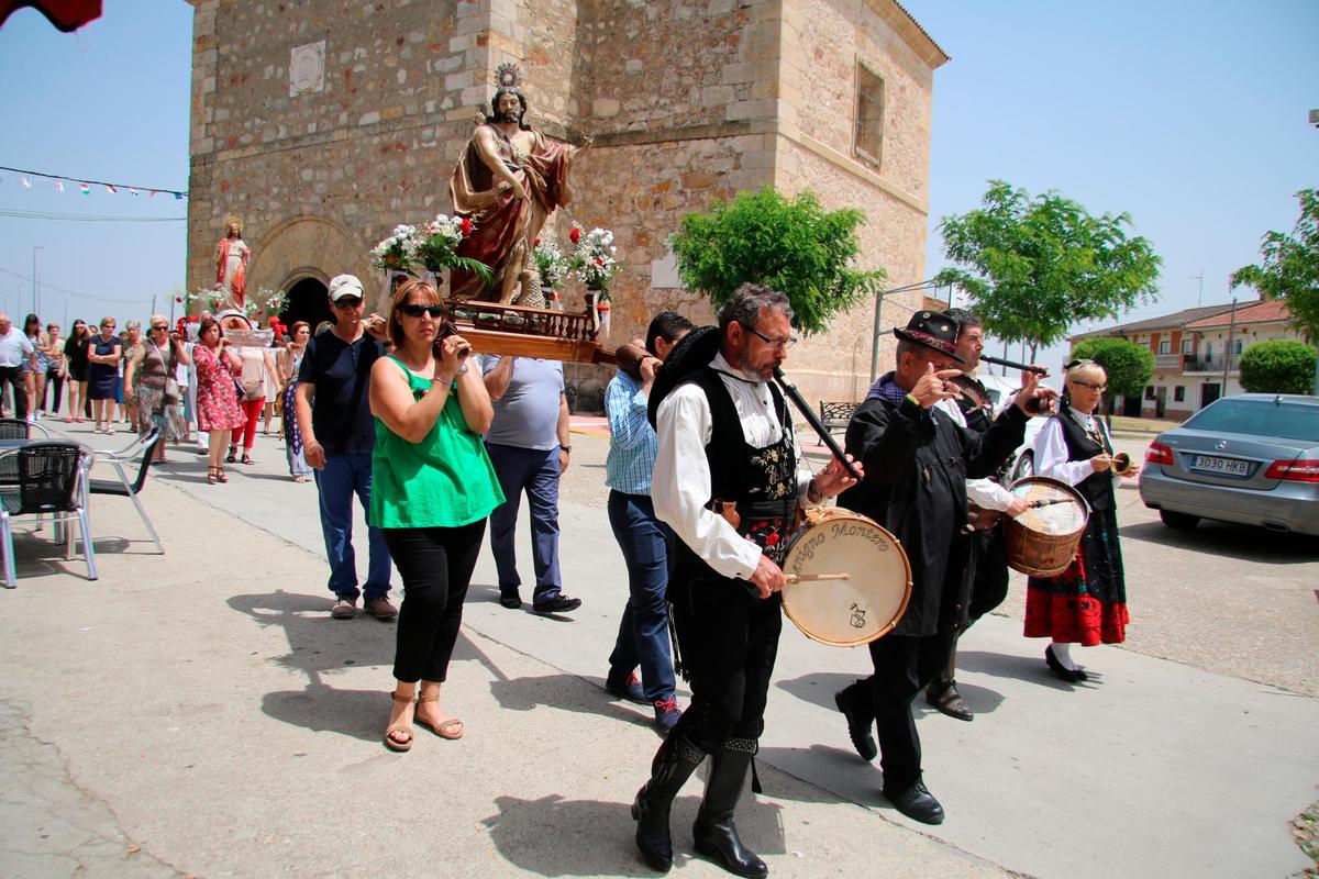 La procesión con las imágenes de San Juan y el Sagrado Corazón.