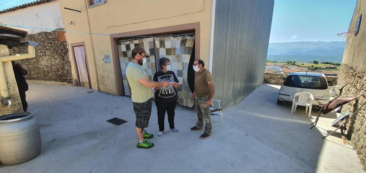 Imagen de Fabián Sánchez entregando las mascarillas a Francisca Nieto y Rafael Santaollaya en Valdefuentes.